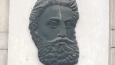 Барелеф на Ангел Кънчев на фасадата на Русенския университет 