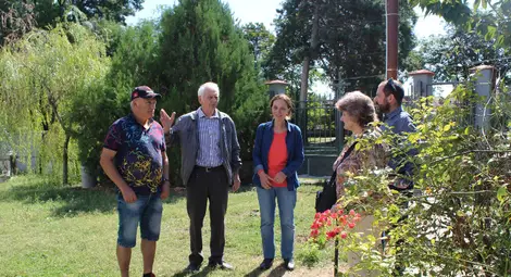 Отляво надясно: г-н Марин Маринов, проф. д-р Георги Георгиев, д-р Марияна Георгиева, д-р Густаво Гергофф и г-жа Ружка Николова в двора на църквата &bdquo;Св. Вмчца Марина&ldquo; в Поликрайще.