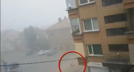 Потоп в Плевен: Мътен поток е повлякъл жена по улица, заклещил я е под автомобил