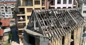 Незаконна сграда се руши, но никой не я събаря