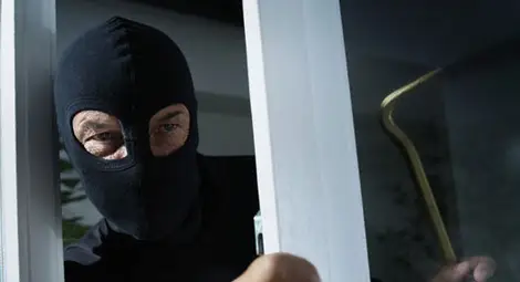 Задигнаха сейф с пистолет и патрони от апартамент