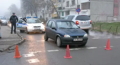 Двама пешеходци с травми след удари от автомобили