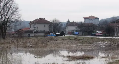 Скъсана дига наводни нови 200 дка ниви в Басарбово Скъсана дига наводни нови 200 дка ниви в Басарбово