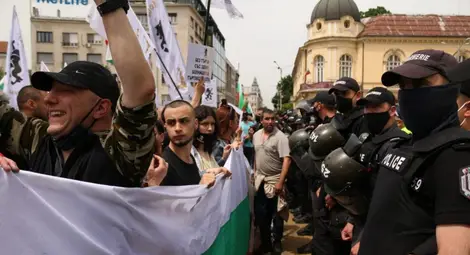 Протестиращи блокираха движението пред НС, опитаха да влязат вътре