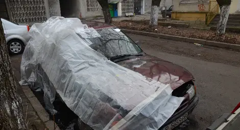 Злосторник драсна клечката на стар опел в полунощ