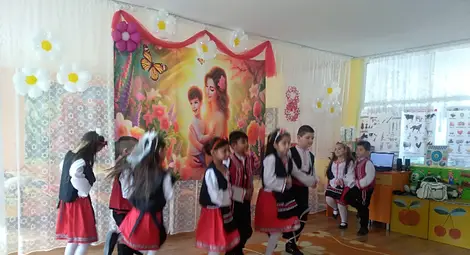 Малчугани в Бисерци пяха и танцуваха за Мама