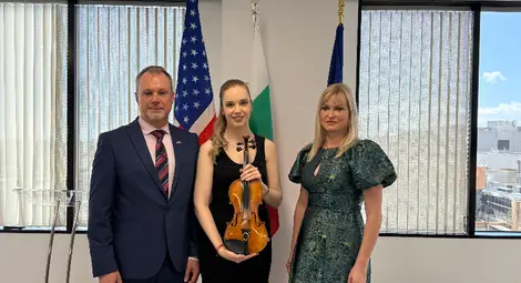 Цигуларката Зорница Иларионова получава безценен инструмент Enrico Ceruti от 1875 г.