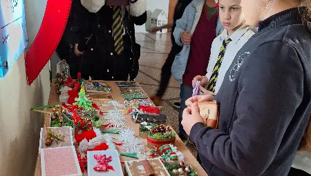 Две  ученички от СУЕЕ "Св. Константин-Кирил Философ&ldquo; организираха благотворителен базар за изграждането на &bdquo;Синя стая&ldquo; в Съдебната палата в Русе