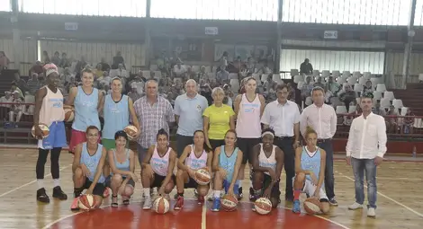 Многобройна публика приветства  новия отбор на &bdquo;Дунав 8806&ldquo;