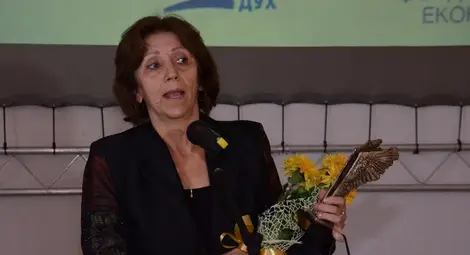 Снежана Трифонова, която от 33 години преподава в &bdquo;Иван Вазов&ldquo;, беше сред най-развълнуваните от оценката на учениците си.  Снимка: Бисер ТОДОРОВ