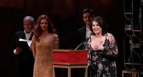 Елена Нацариду благодари за  отличието. Снимка: Impressio.bg