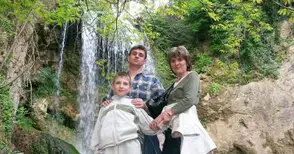 Кметът, който не се плаши да облече рокля и да заголи крака