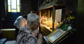 Стотици вярващи се поклониха  в храма „Св.Успение Богородично“