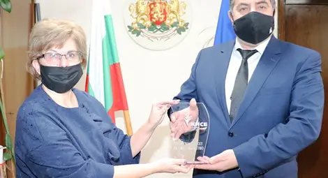 Областният управител на Русе Галин Григоров с почетен плакет от КНСБ