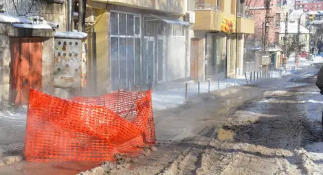 Горещ гейзер блика повече от седмица на улица &bdquo;Вардар&ldquo;