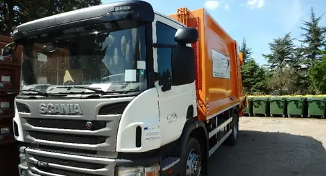 Ценово разделя боклука в жълти и зелени контейнери