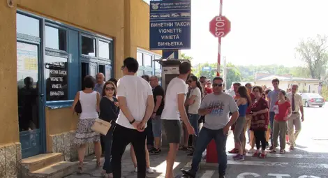 Шестдневна ваканция в Румъния натрупа опашки на Дунав мост