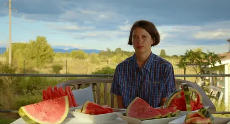 „Това беше 1965“ на Лиза Мари Стойчев е едно наситено със спомени потапяне във времена и места, в което личната история се преплита с литературните следи и с непрекъснатия разговор с един мъртъв баща. „Това беше 1965“ на Лиза Мари Стойчев е едно наситено със спомени потапяне във времена и места, в което личната история се преплита с литературните следи и с непрекъснатия разговор с един мъртъв баща.