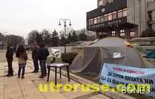 Хиляди варненци се подписват за оставка на общинските съветници Хиляди варненци се подписват за оставка на общинските съветници