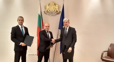 Кметът Пламен Стоилов подписа договор с министър Нено Димов за новите екологични автобуси и тролеи.							            Снимка: Община Русе