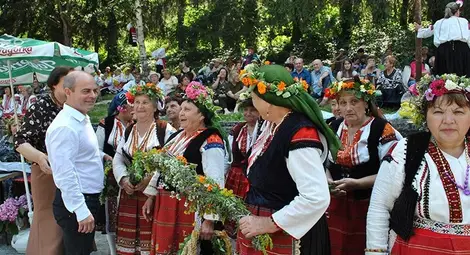 300 пенсионери празнуват Еньовден на Текето