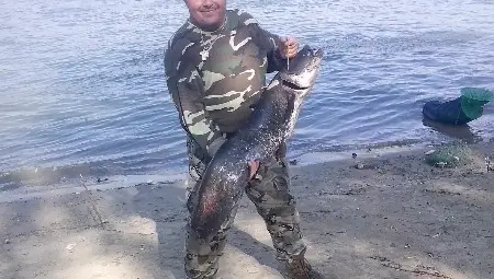 Шампион по риболов посреща Никулден с два трофейни сома Шампион по риболов посреща Никулден с два трофейни сома