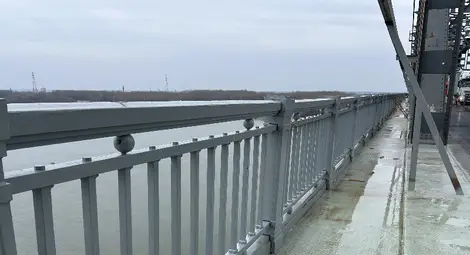 Започна полагането на асфалт в затворения за основен ремонт 320-метров участък на Дунав мост при Русе