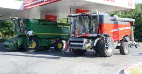 Тежки земеделски машини блокират бензиностанции в знак на протест