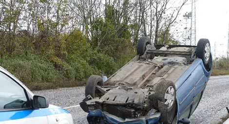 Дачия се обърна по таван срещу гара Долапите