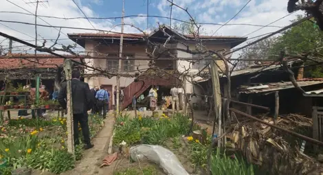 Заловиха двама, пребили и ограбили 88-годишна жена