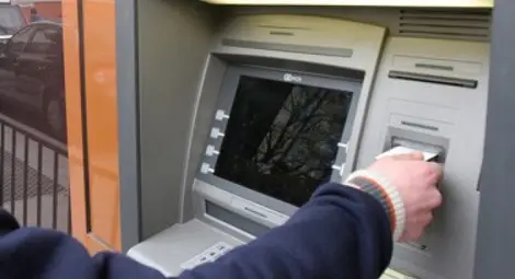 Дядо 4 пъти ходил до банкомат да тегли пари за телефонисти