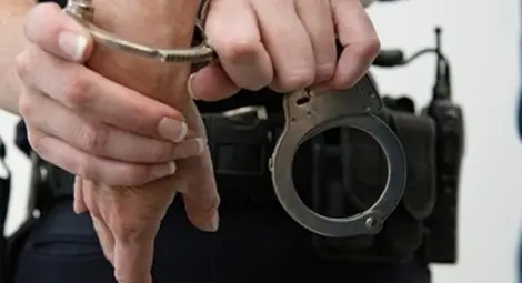 Рецидивист арестуван минути след брутален грабеж на дете