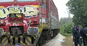 Животът на 15-годишно момиче виси на косъм след сблъсък с влак