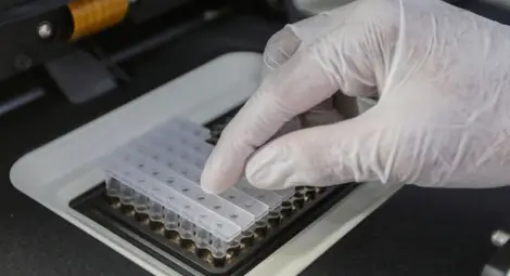 "Астра Зенека" спря третата фаза на изпитанията на ваксината срещу Covid-19