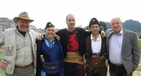 Цветанов, пременен в македонска носия, подкрепи кмета на родопския Златоград