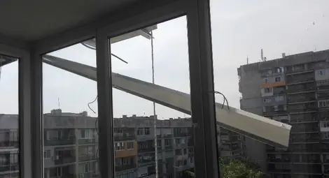 Част от ударената козирка на 9 етаж остана да виси застрашително и само спирането на вятъра не доведе до пълното разрушаване на конструкцията.		        Снимка: Авторът