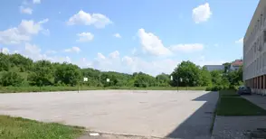 Вдигат 3-метрова ограда срещу гонки и дрифтове в двора на „Никола Обретенов“