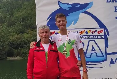 Младият гребец Станислав Григоров с баща си и треньор Цоню Григоров. Снимка: Личен архив