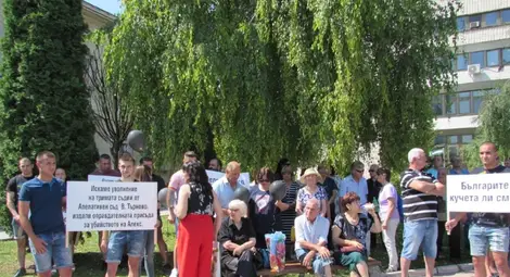 Близки и приятели на убития Алекс протестираха в Бяла за справедлива присъда. Снимка: Русе Медиа