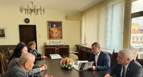 Кметът Пенчо Милков връчи на акад. Васил Сгурев  почетна грамота и плакет