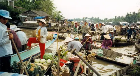 Плаващият пазар е една от забележителностите на Кан Тхо.  Снимка: Уикипедия