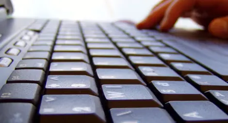 40% от хората пазаруват поне веднъж в месеца по интернет, сочи проучване