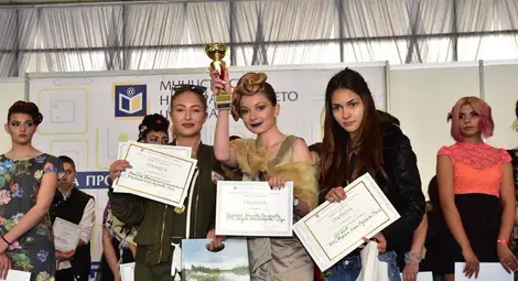 Гимназията по облекло обра  наградите в модно състезание