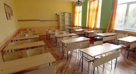 Учениците тръгват на училище -  всички малки плюс 7, 8 и 10 клас