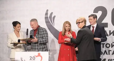 Издателят на &bdquo;24 часа&ldquo; Венелина Гочева награждава Калчо Петков от БНТ, Бесте Сабри от bTV и Мира Иванова и Виктор Николаев от NOVA.                                                                    Снимка: &bdquo;24 часа&ldquo;