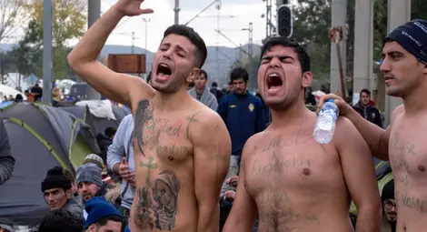 Мигранти протестират голи, Македония не ги пуска