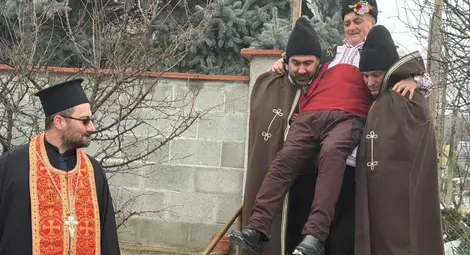 Ден след Бабинден единствено от цяла България в Черешово празнуваха и Дядовден за 69-и път. За първи път обаче дядото се качи на високопроходим джип вместо на каруца, магарето на успя да качи баира Ден след Бабинден единствено от цяла България в Черешово празнуваха и Дядовден за 69-и път. За първи път обаче дядото се качи на високопроходим джип вместо на каруца, магарето на успя да качи баира