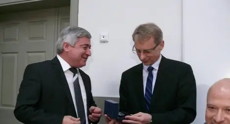 Образователен зам.-министър получи кристалния знак на университета