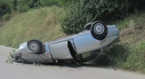 Висока скорост обърна кола по таван