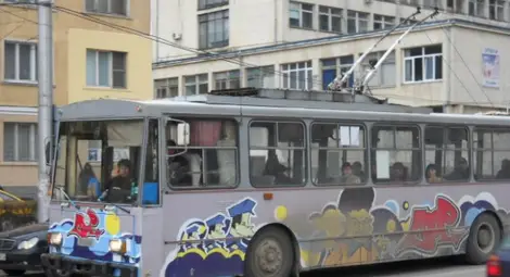 Дядо на колело се блъсна в тролей